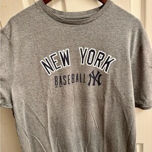 Majestic New York Yankees Cotton/Poly-Blend Graphic T-Shirt- Heather Gray, L